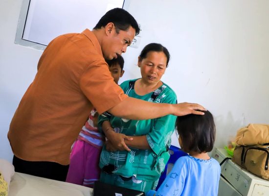 Respons Cepat, Wali Kota Wesly Diwakili Sekda Junaedi Kunjungi Korban Bencana Longsor di RSUD dr Djasamen Saragih