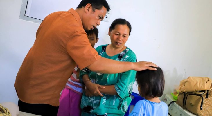 Respons Cepat, Wali Kota Wesly Diwakili Sekda Junaedi Kunjungi Korban Bencana Longsor di RSUD dr Djasamen Saragih