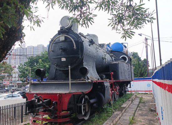 KAI Divre I Sumut Rawat Monumen Lokomotif DSM 38 Berusia 113 Tahun