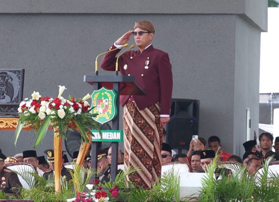 Kenakan Pakaian Adat Simalungun, Kepala Bapenda Medan Hadiri Upacara HUT ke-81 RI