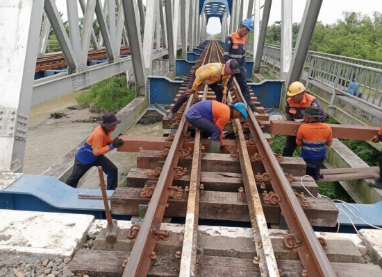 Komitmen KAI Sumut Jaga Kelestarian Lingkungan Lewat Penggunaan 3.131 Bantalan Sintetis