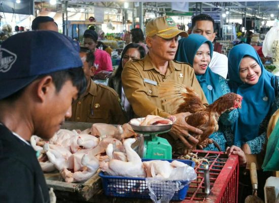 Jaga Stabilisasi Pasokan dan Harga Pangan Pokok Barang Penting, Wali Kota Wesly Silalahi Lepas Tim Sidak