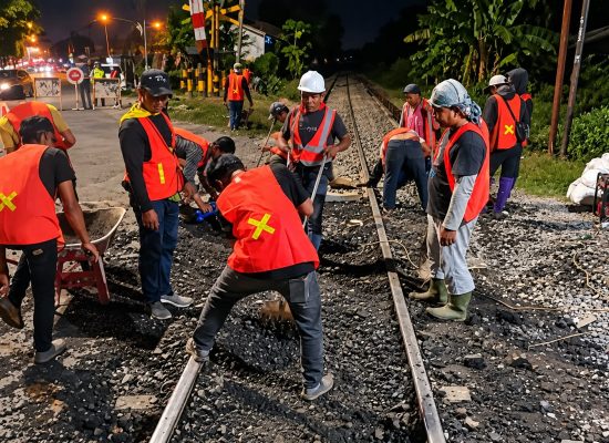 KAI Divre I Sumut Perbaiki Geometri Jalan Rel di Pagar Jati, Pengguna Jalan Diimbau Waspada