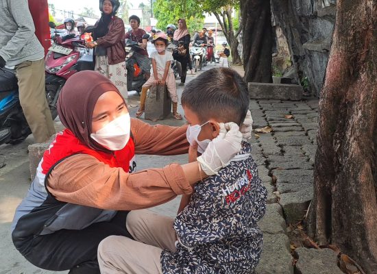Kabut Asap Kepung Padang, Pertamina Bagikan 2.850 Masker untuk Warga