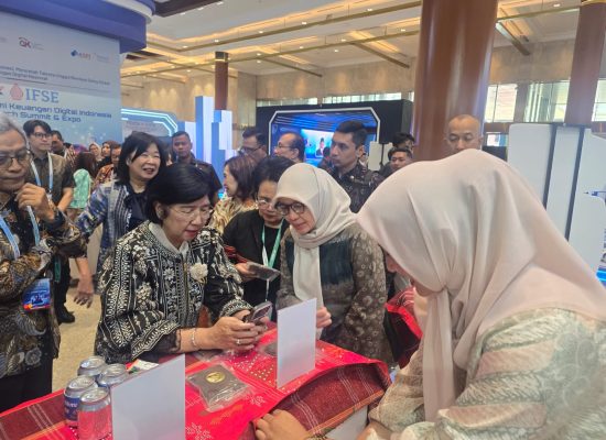 Gubernur BI Destry Damayanti Coba Langsung QRESTO di Booth Pemkot Medan pada FEKDI 2026