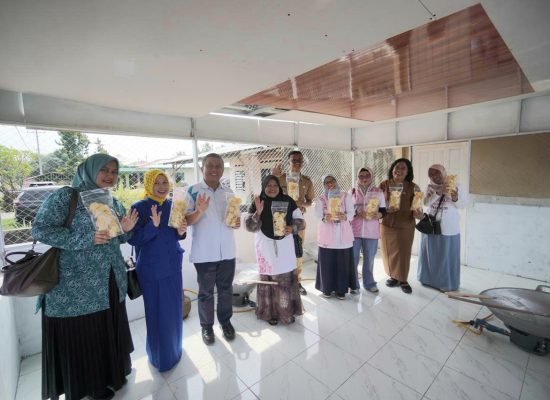 Srikandi PLN UID Sumut Dukung 35 Perempuan Kembangkan Usaha Opak di Desa Suka Raya