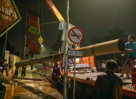 Pemko Pematangsiantar Bongkar Bangunan Reklame Tak Berizin di Jalan Sutomo Sudut Taman Makam Pahlawan