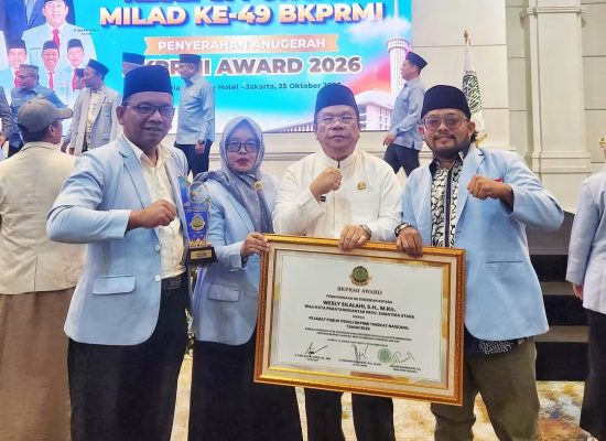 Peduli Anak Yatim dan Pemuda Masjid, Wali Kota Wesly Terima BKPRMI Award