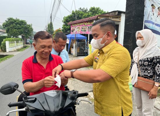 Lurah Sari Rejo Medan Polonia Bagikan Masker ke Pengguna Jalan