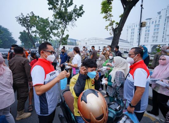 Pertamina Patra Niaga Regional Sumbagut Bagikan 2.200 Masker, Dukung Kesehatan Masyarakat di Tengah Kabut Asap Medan