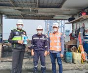 Kabut Asap Karhutla Jadi Perhatian, PT Prima Multi Terminal Bagikan Masker kepada Pegawai
