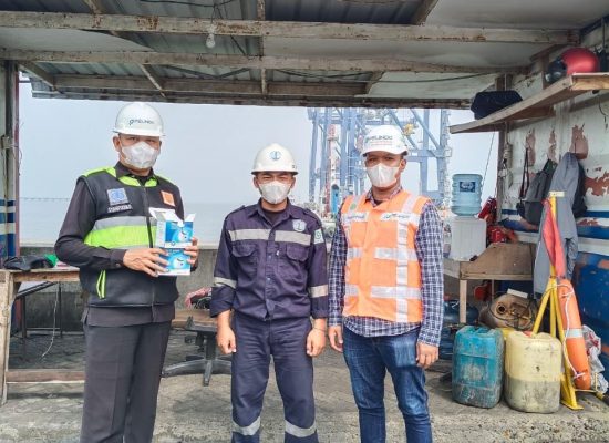 Kabut Asap Karhutla Jadi Perhatian, PT Prima Multi Terminal Bagikan Masker kepada Pegawai