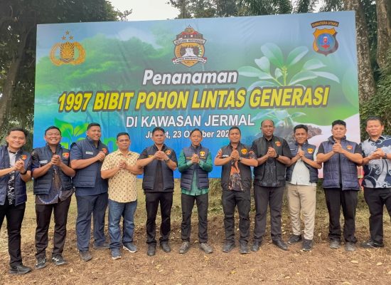 Tanam Ribuan Pohon di Desa Amplas, Polrestabes Medan Dorong Pelestarian Lingkungan
