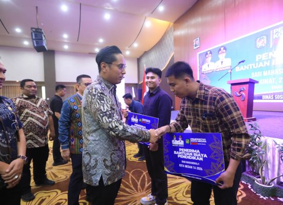 Dari Pajak Rakyat untuk Masa Depan, Rico Waas Serahkan Bantuan Biaya Pendidikan Untuk 214 Mahasiswa