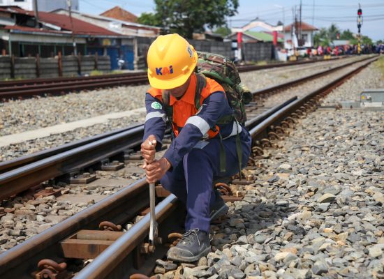 Di Balik Perjalanan Kereta di Sumut, Ada Petugas yang Memeriksa Jalur dengan Berjalan Kaki