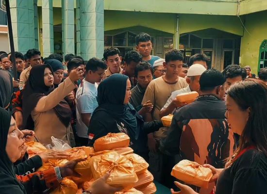 Jumat Berkah, Pemuda Pancasila Medan Area Berbagi Paket Makanan untuk Warga
